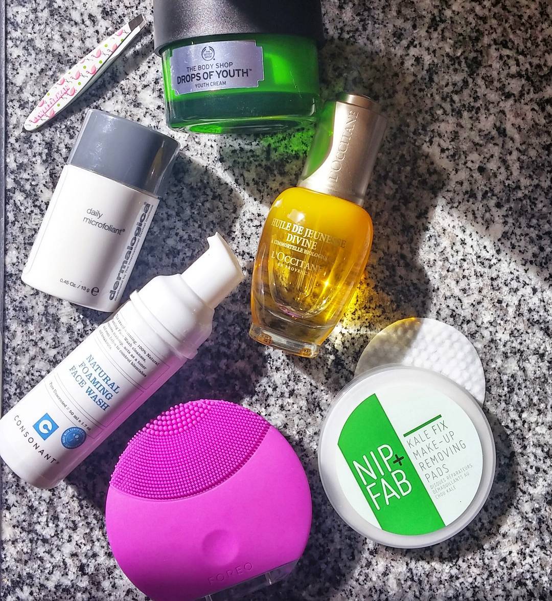 Travel skincare essentials that have made this trip #beautiful: @tweezermanca mini flamingo print tweezers; @thebodyshop Drops Of Youth cream; @dermalogicacdn Daily Microfoliant; @loccitane_ca Fleur Immortelle Divine Youth Oil; @consonantlife Natural Foaminf Face Wash; @foreo Face Brush; @nipandfab Kale Fix Makeup Removing Pads
#LifeBlood