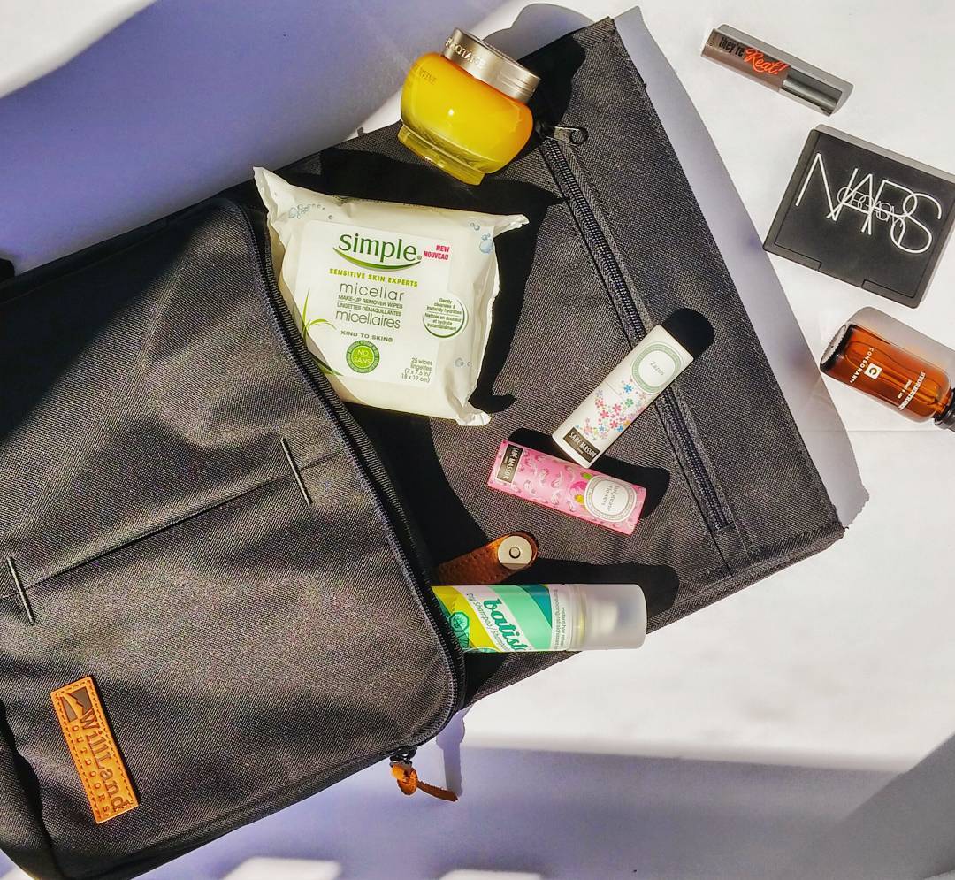 Pack smart for your next flight & follow this #beauty routine from my @morningshowto segment to arrive at your destination refreshed & revived:
1) use the right carry-on! Backpacks are the only way to go!
2) remove your make up with a cleansing wipe
3) apply a hydrating face mask
4) put your hair up into a loose top knot/bun and halfway through your flight, spray hairline and roots with a dry shampoo
5) spray a facial mist or apply a hydraring serum a few hours before you land
6) 1 hr before you land, do a 5 min. face using mascara, blush and a lip gloss
7) unstead of a spray, use a solid perfume to freshen your scent
Catch the segment here 👇👇👇 http://globalnews.ca/video/2718416/arrive-revived