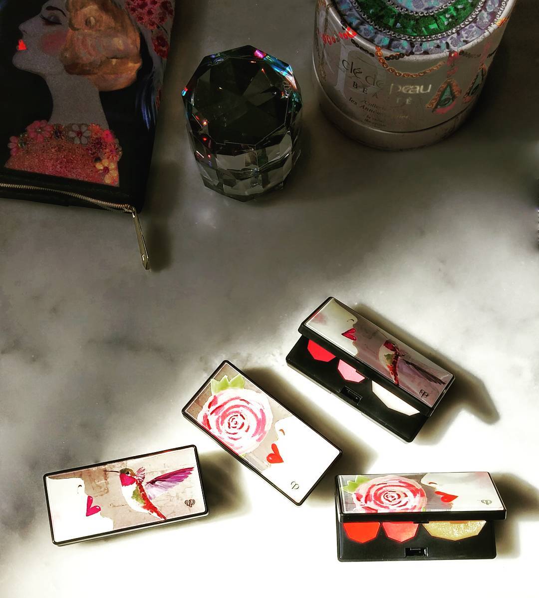 Ugh - 💄 so pretty it hurts.
@cledepeaubeauteofficial autumn/winter 2016 collection lip colour palettes in Art Deco inspired compacts designed by the ever-talented & coolgirl @AshleyLongshoreArt ❤ 🎨
Top palette: "Gilded Grape" cool tone
Bottom palette: "Putting on the Ritz" warm tone