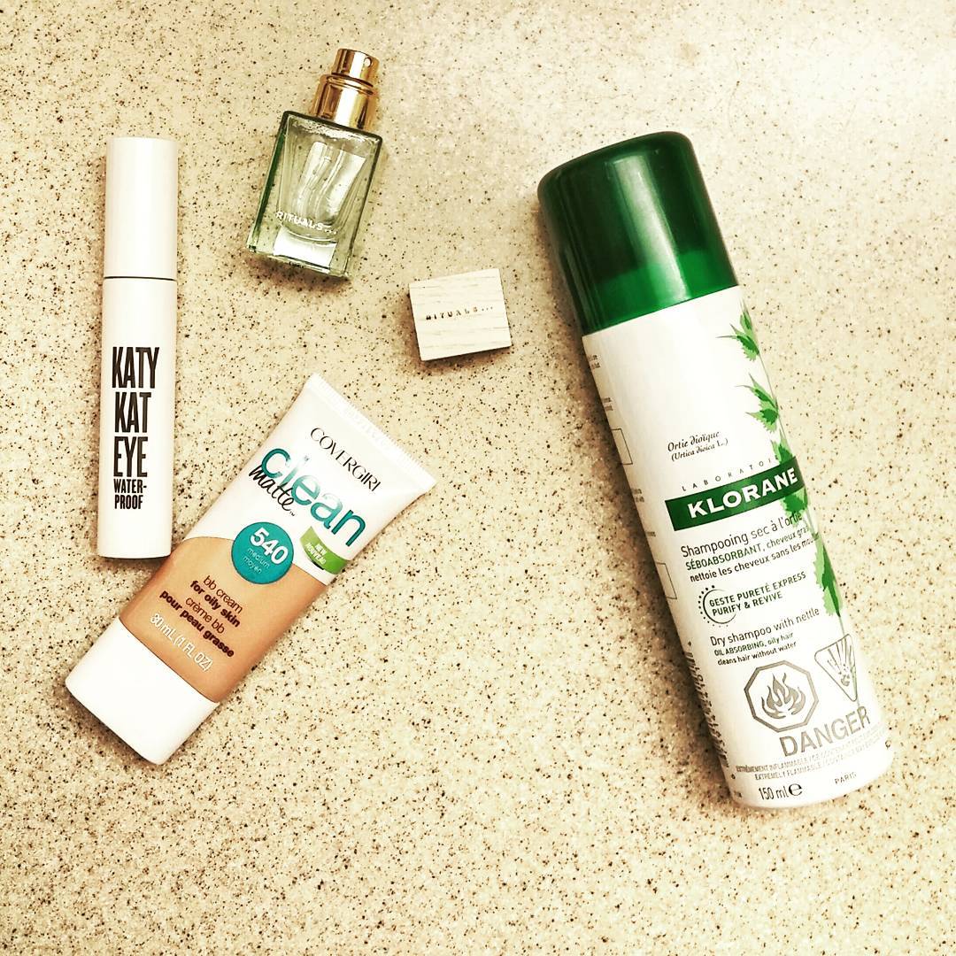 Humid, rainy days in Halifax = beauty routine adjustments!
Waterproof mascara: @covergirl Katy Kat Eyes waterproof mascara
Oil-free, matte BB cream: @covergirl Clean Matte BB cream
Light, white tea scent: @ritualscosmetics Eau des Indes
Frizz-free hair: @kloranecanada dry shampoo