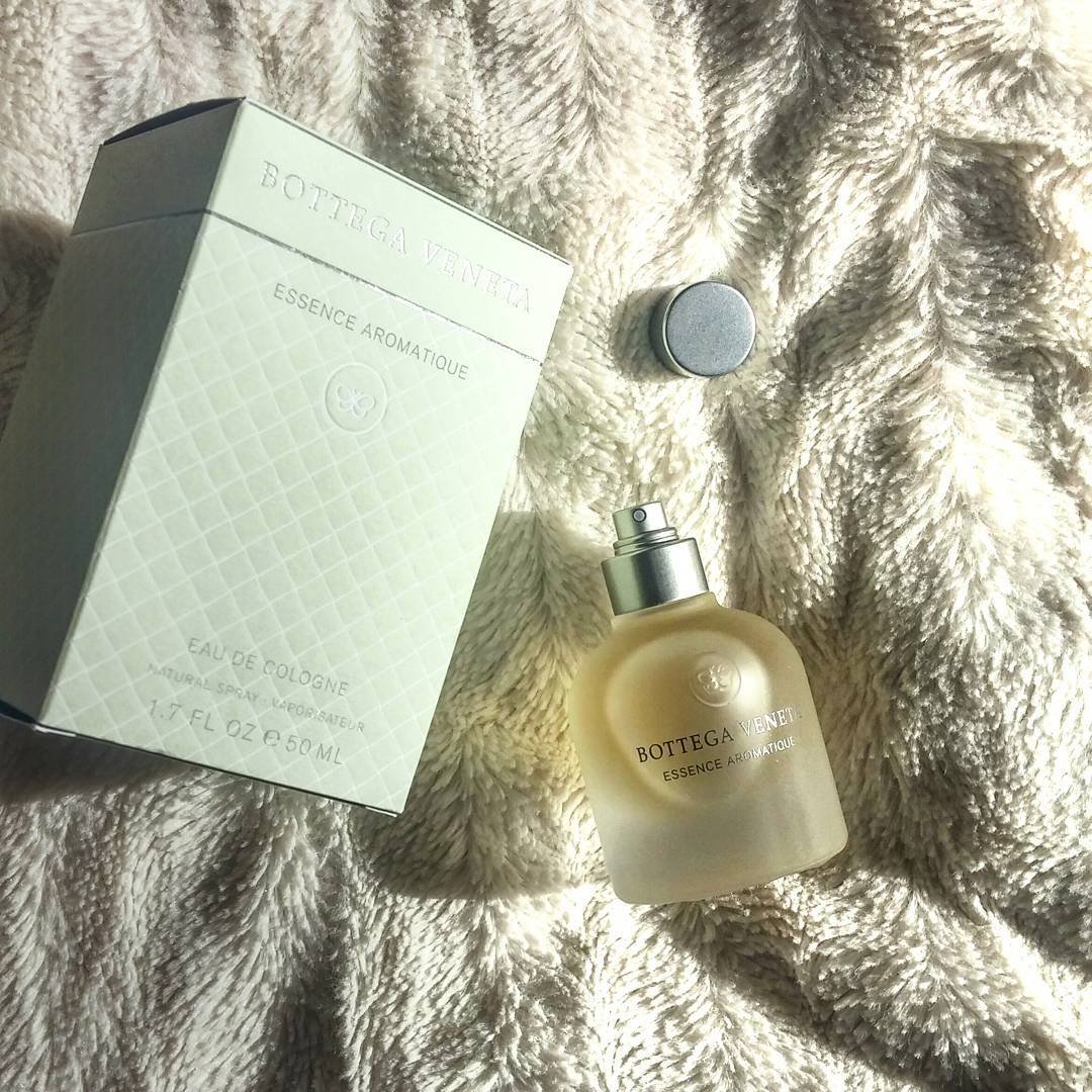 #scentoftheday: @BottegaVeneta Essense Aromatique.
Unisex happiness for grown ups thanks to the notes of coriander, bergamot and sandalwood.
And the frozen glass look & pale green liquid make for one purdy dressing table display.