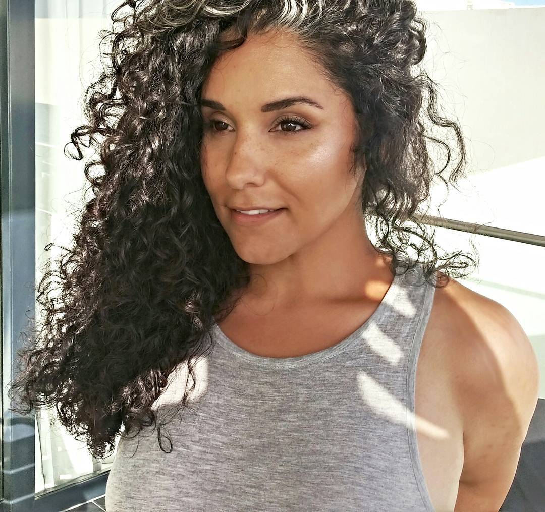 When your brows cooperate with your curls which set off your highlighter, it's 📷 time
Hair - @lushcosmetics Godiva shampoo bar (#travelbeauty must-have!)
@pantene 3 Min. Miracle Deep conditioner
@matrixcanada anti-frizz lotion (leave-in)
Brows - @benefitcanada Gimme Brow volumizing brow gel
Highlighter - @maccosmetics mineralize skinfinish in soft&gentle