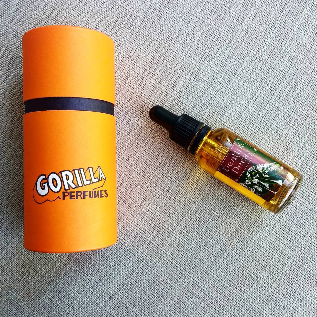 Possible the best scent to sum up Fall: @lushcosmetics Death & Decay. A scent that epitomizes the sweet n' rotten tipping point of a floral bouquet filled with rose, jasmine & lily.
With every full bloom comes it's inevitable demise. #WheresTheFunInForever?