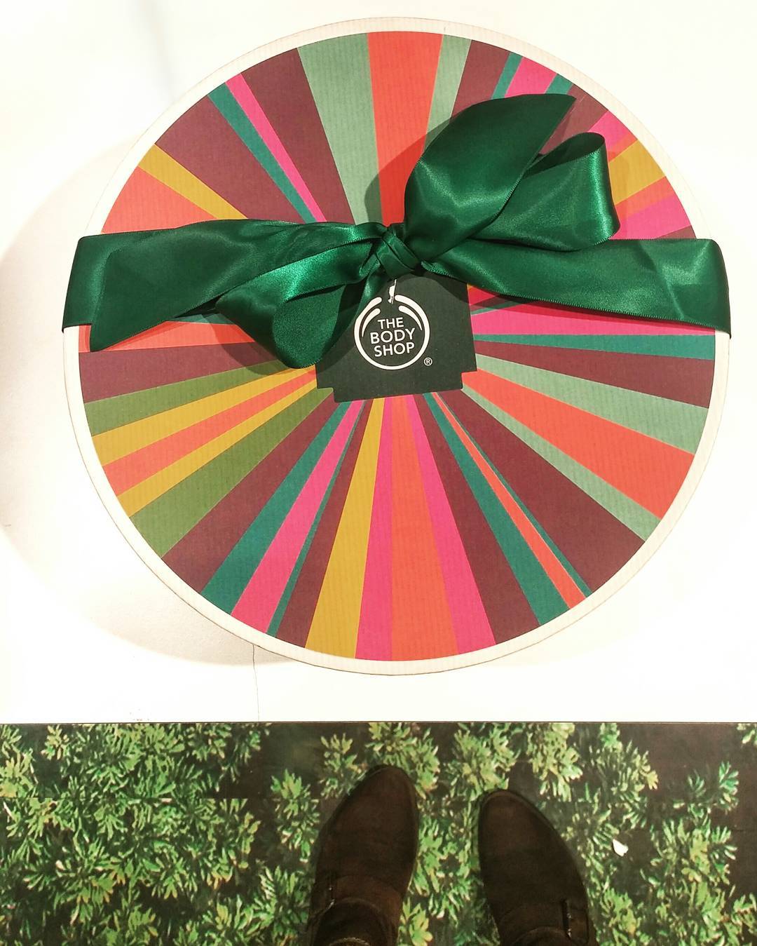 If you have yet to check out @thebodyshop for holiday gift giving, 🏃, don't 🚶 to check out the plethora or gift sets, limited editions and beautiful pkg'ing for everyone on your list!
#JungleBells